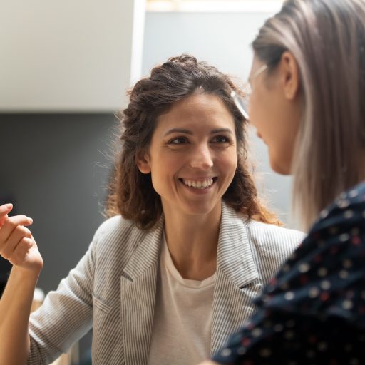 Symbolbild von zwei Beraterinnen, welche sich unterhalten
