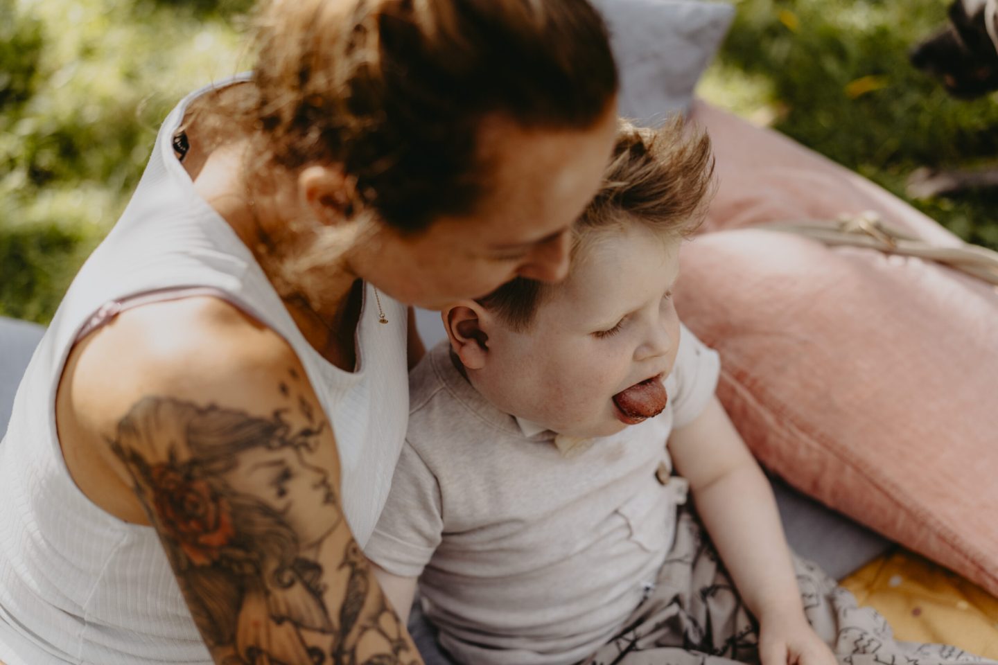 Pfleger mit Kind im Arm