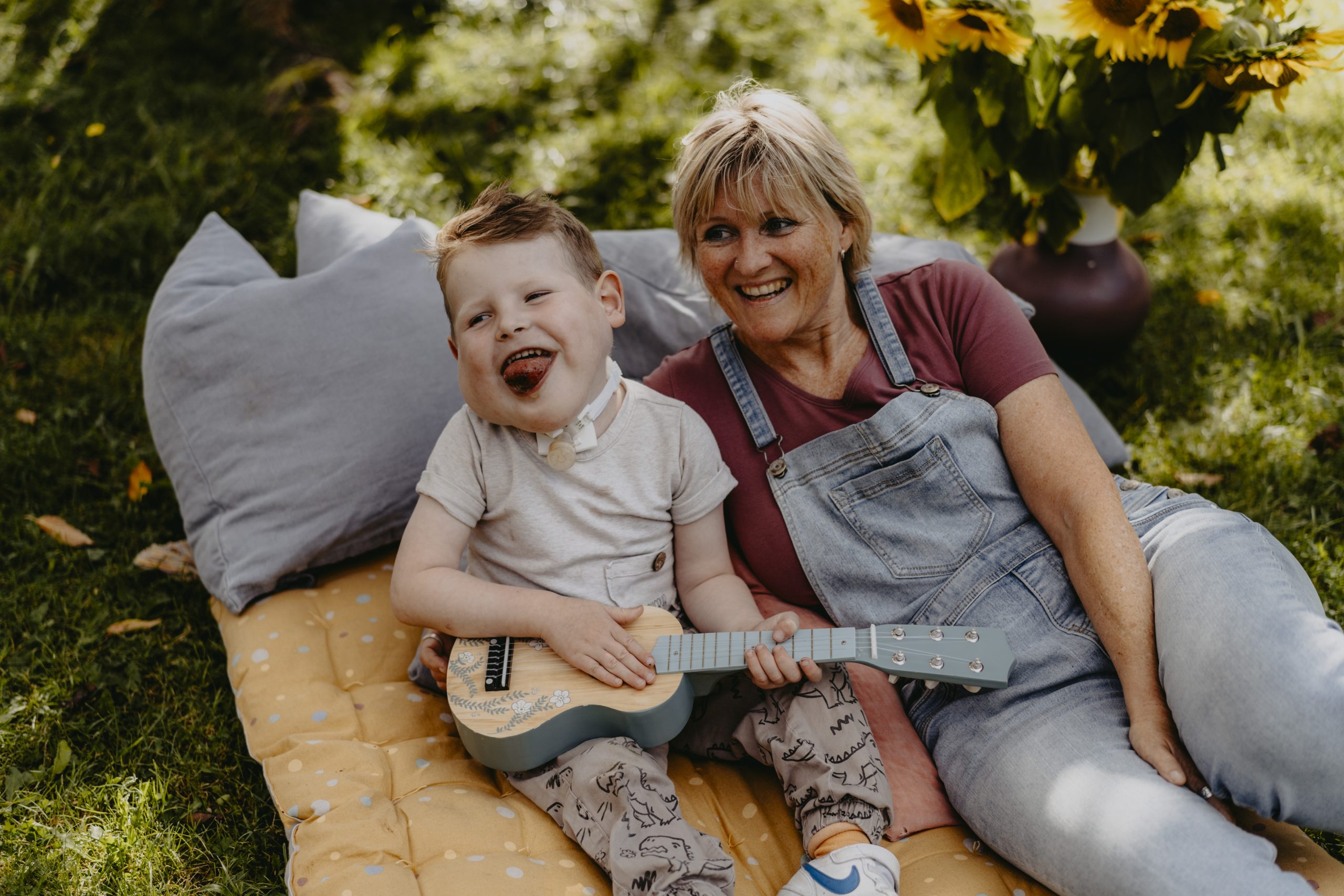 Ein Kind mit Pflegerin beim Spielen