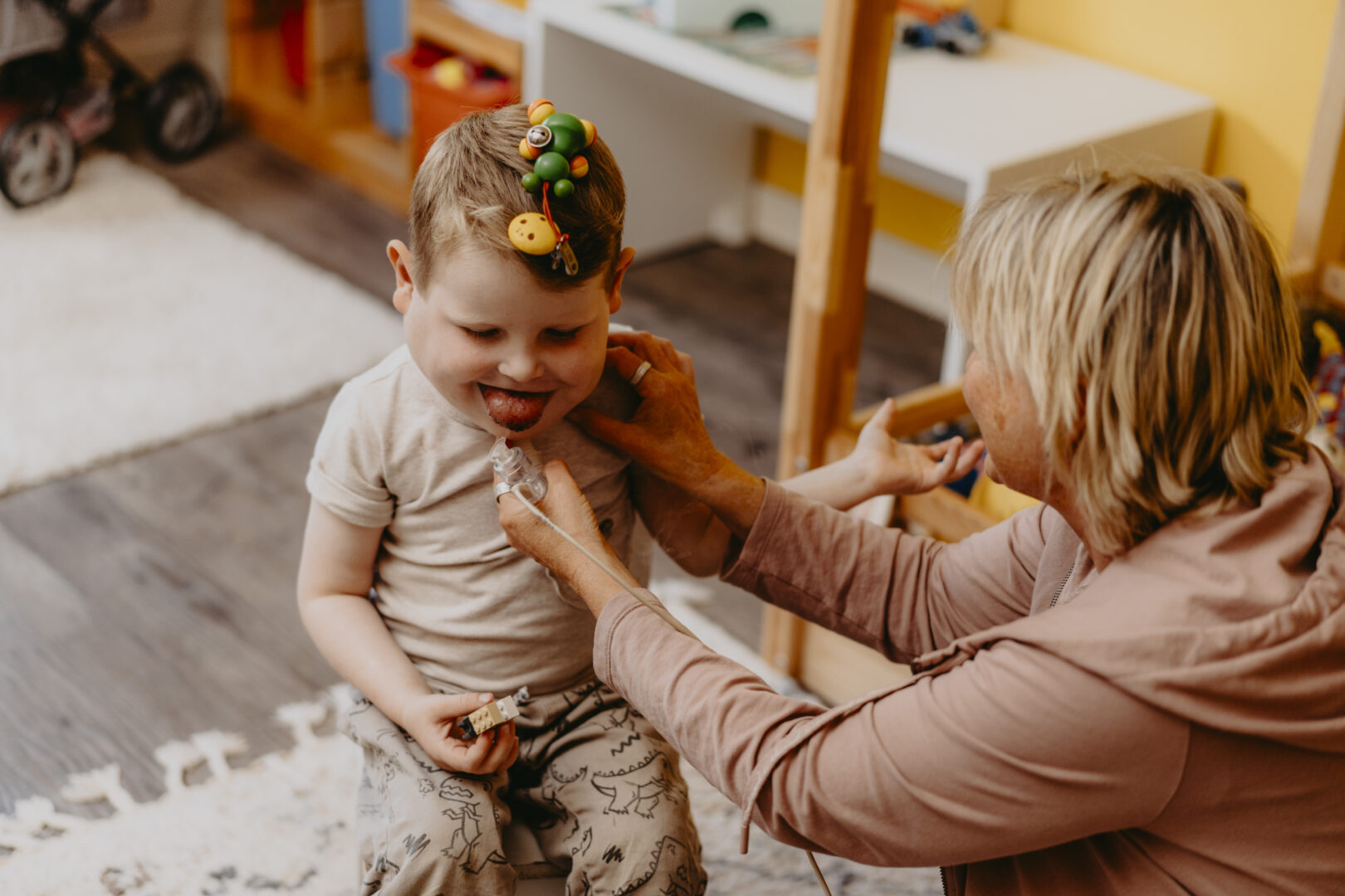 Ein Kind mit Pflegerin