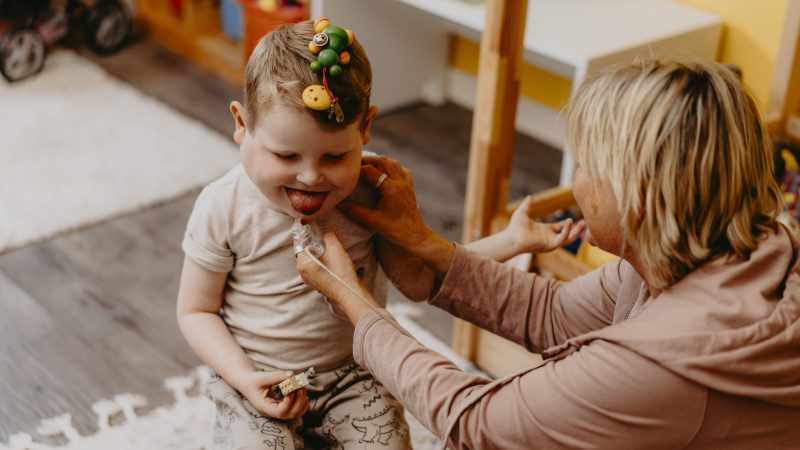 Ein Kind mit Pflegerin