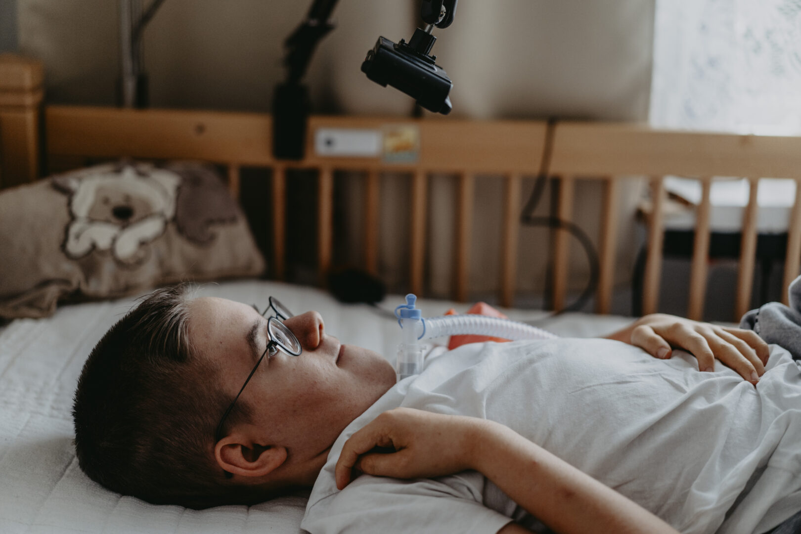 Ein Pflegender liegt in seinem Bett