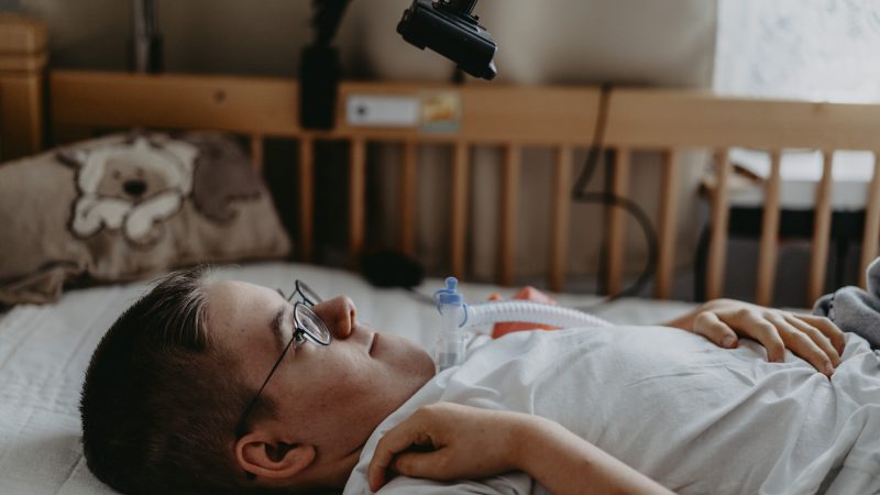 Ein Pflegender liegt in seinem Bett