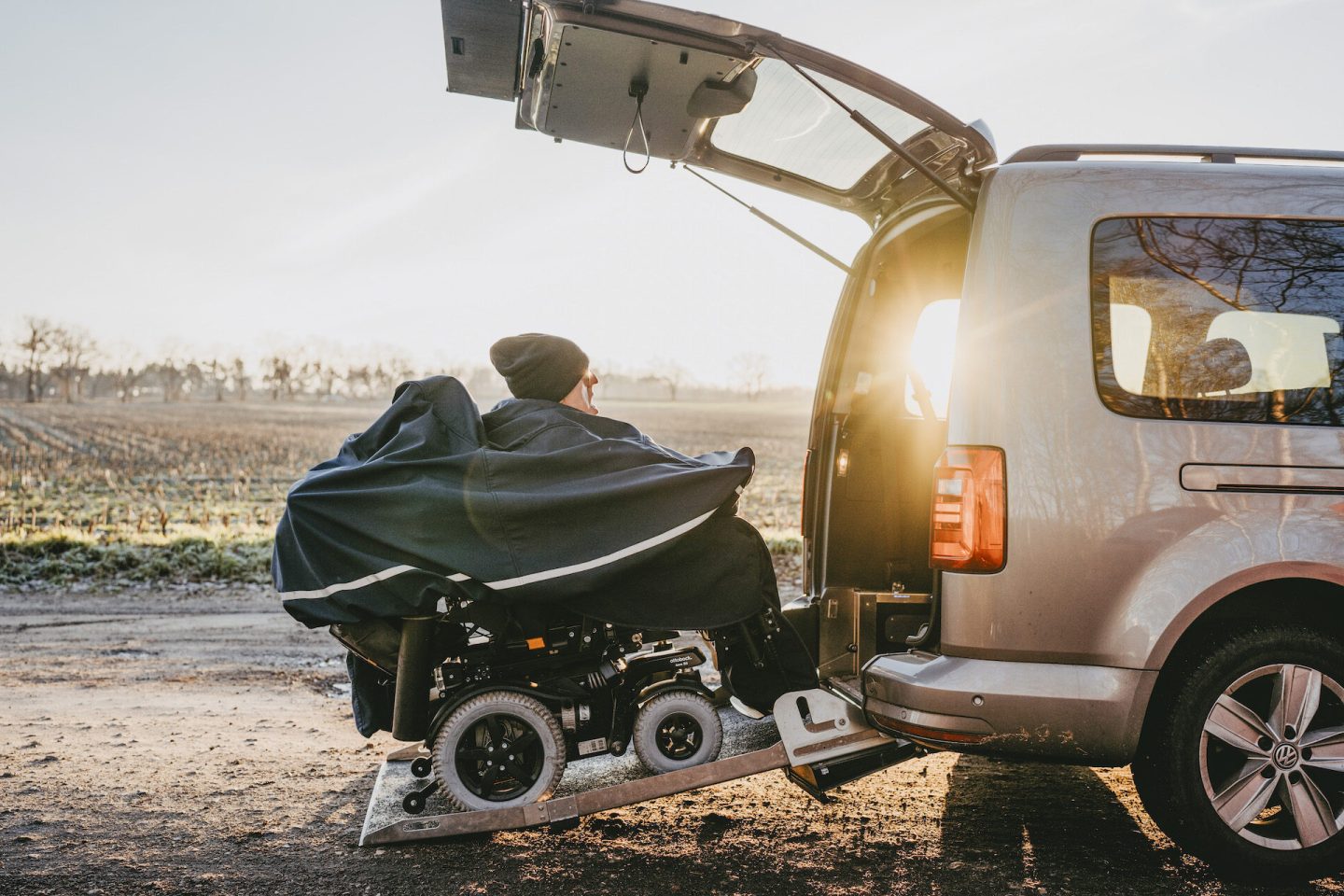 Ein Mann im Rollstuhl begibt sich in ein Auto