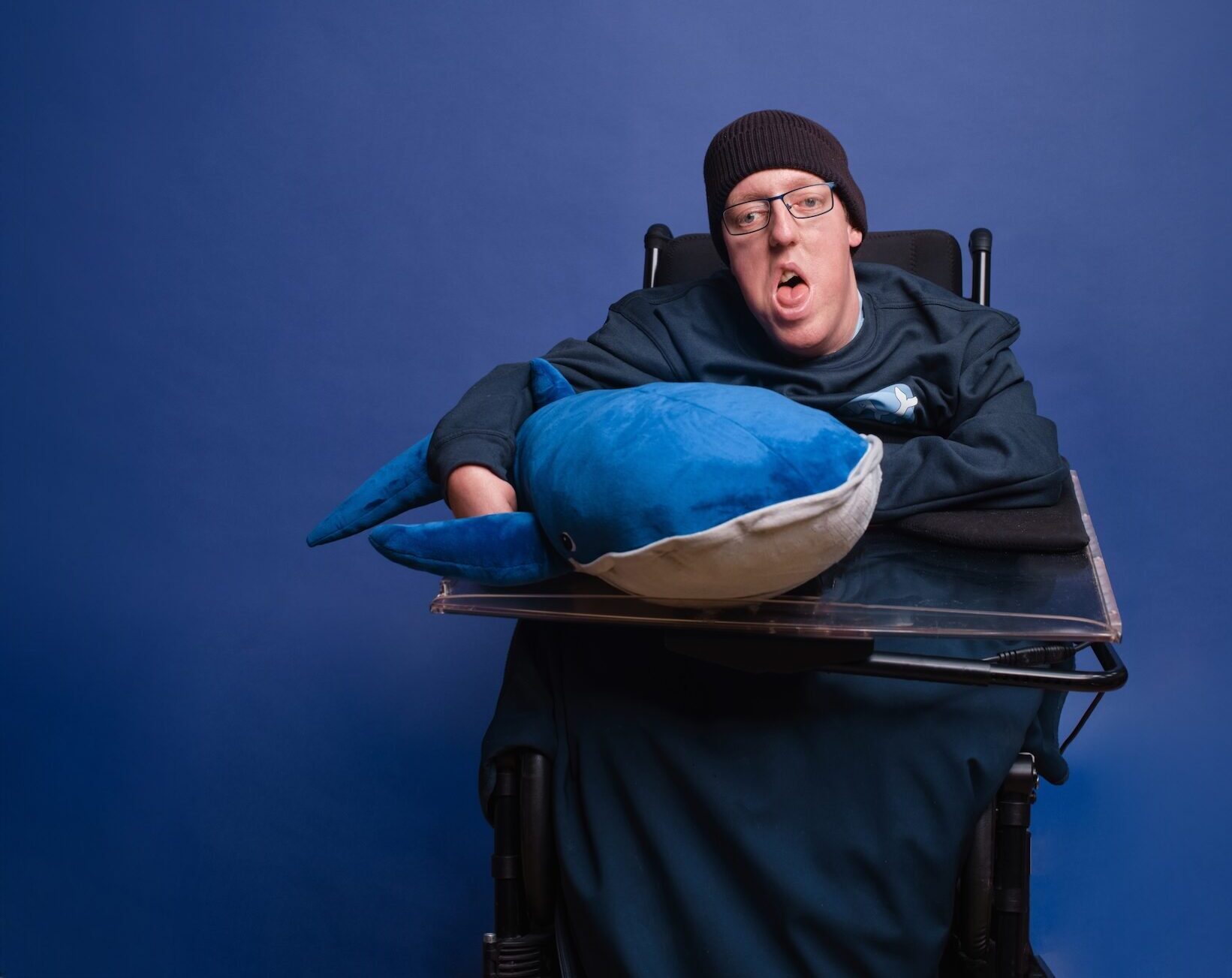 Person im Rollstuhl mit blauen Hintergrund