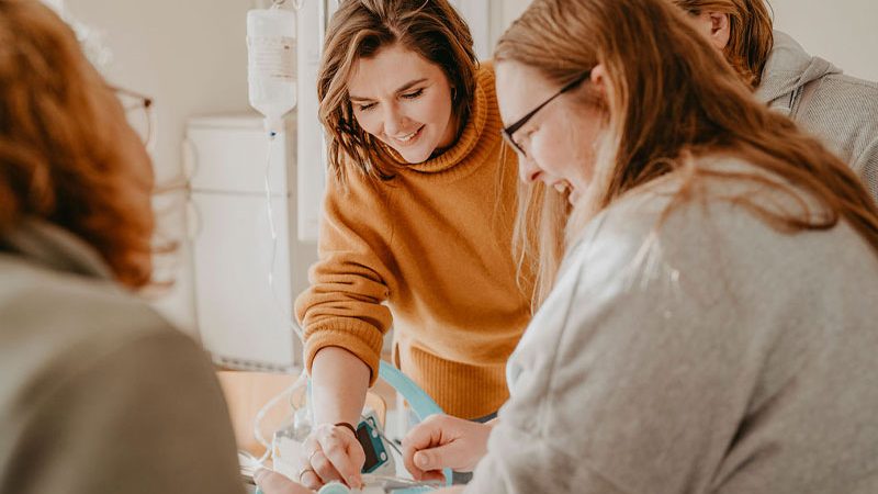 Mitarbeitende des Jona Intensivpflegedienstes nehmen an einer Weiterbildung teil